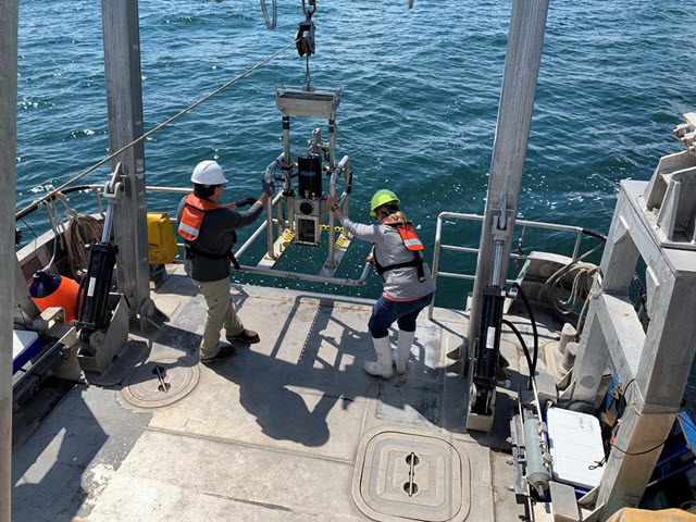 Déploiement d'une caméra d'imagerie du profil des sédiments au fond du lac Érié à partir du R/V Muskie de l'USGS afin d'étudier les impacts de l'hypoxie sur le réseau alimentaire pendant le CSMI 2019 du lac Érié.